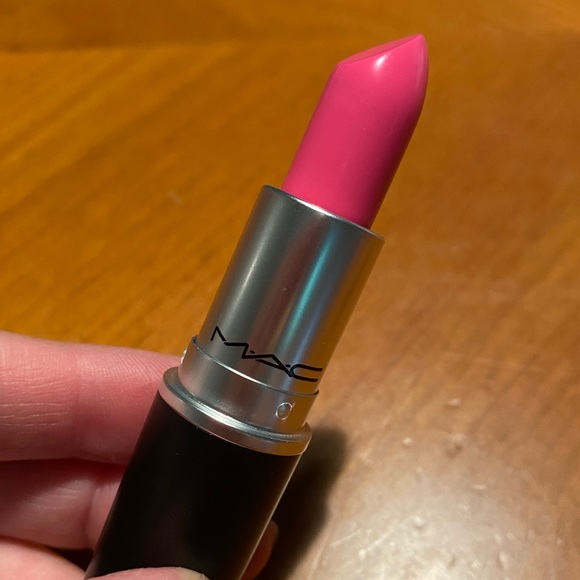 MAC Amplifed Creme Lipstick Do Not Disturb - Picture 6 of 16